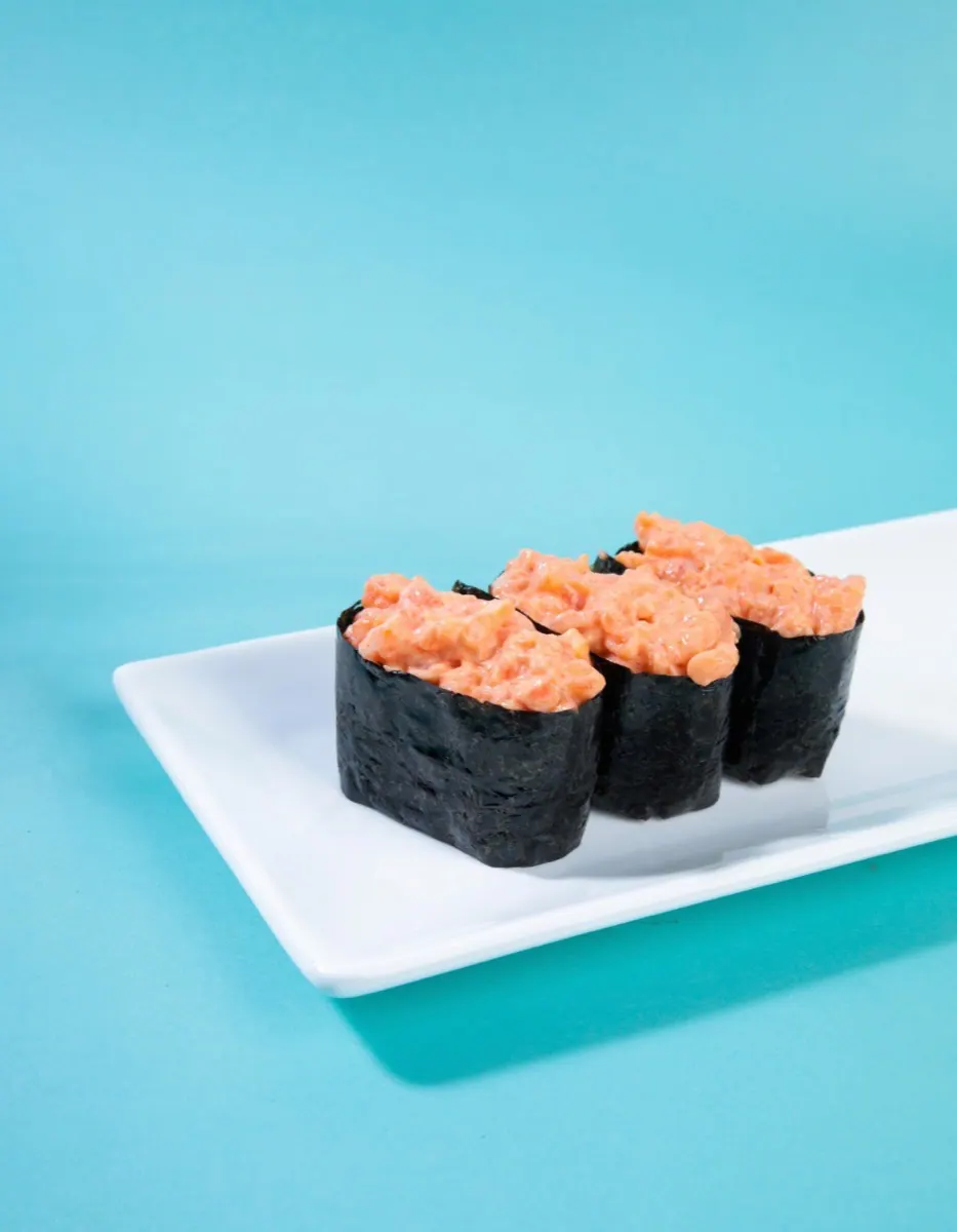 Spicy gunkan with salmon