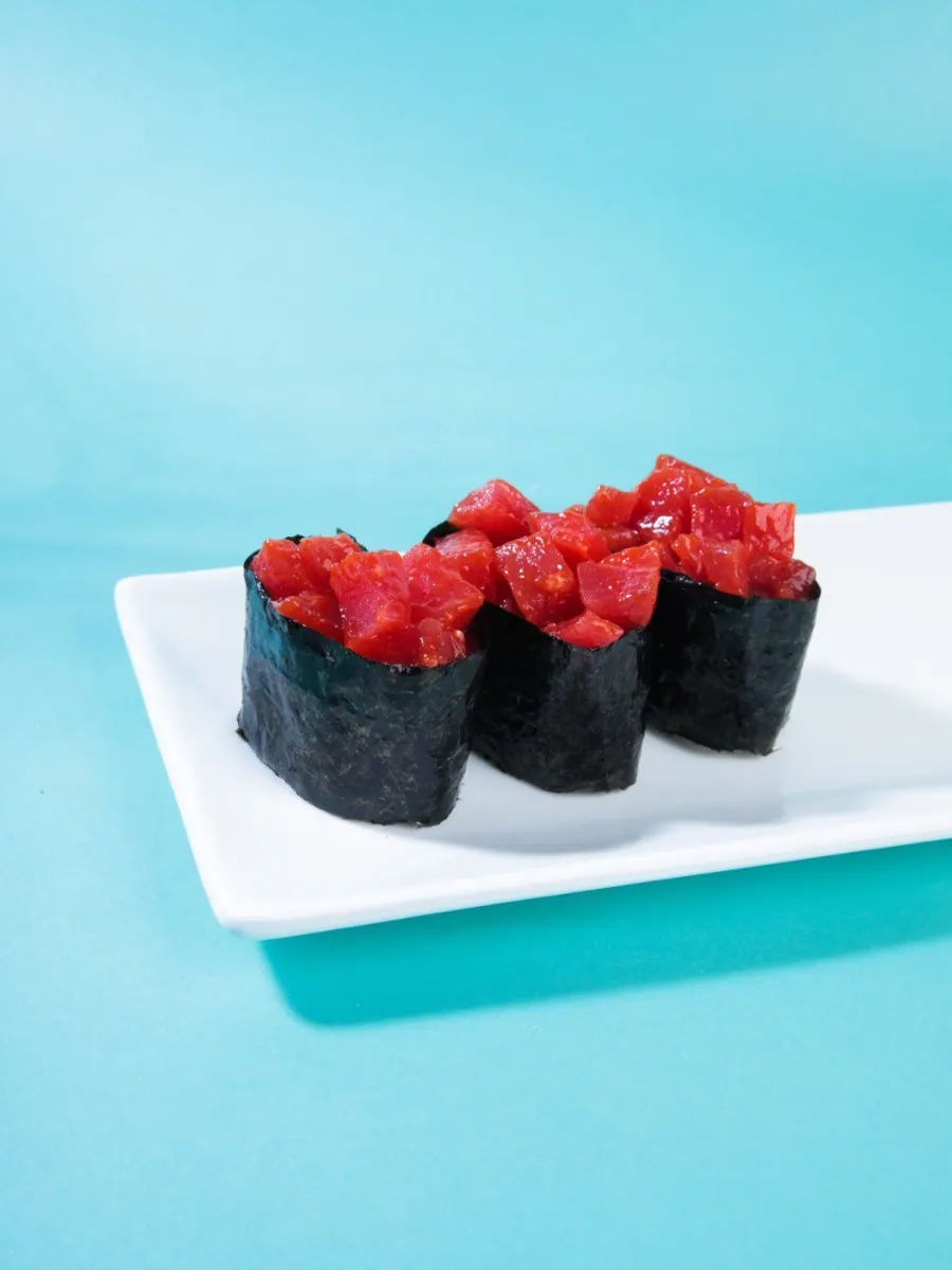 Spicy gunkan with tuna